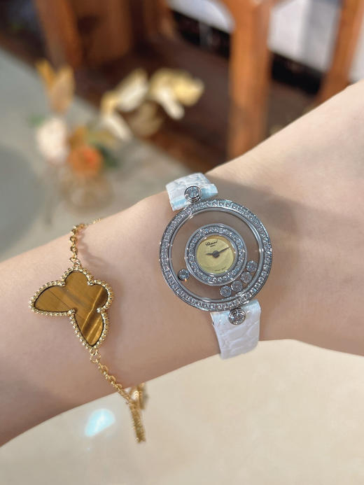 萧邦-Chopard✨ 最新配面
❥ HAPPY DIAMONDS系列，快乐钻圆形腕表
❥ 蓝宝石玻璃镜面 
❥原厂瑞士石英机芯 
❥镜面内5颗快乐钻自由转动 表盘面及表带多色可选❕❕❕ 商品图7