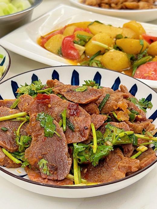 【潮牛元气--内蒙古草原整切酱牛肉】精选内蒙古黄牛肉 传统工艺精心烹制 纹理紧密的鲜嫩肉质 嚼劲十足 鲜香味美 回味无穷 营养丰富 妥妥的“舌尖充电宝”鲜嫩多汁 商品图3