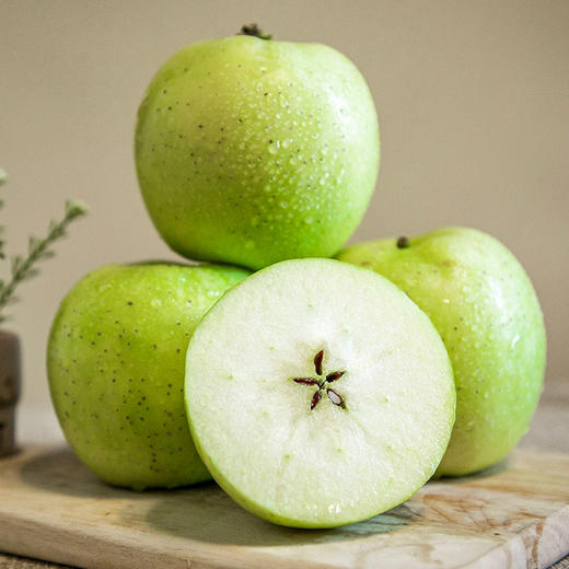 【新疆阿克苏雀斑美人~王林苹果】自带花香，脆甜爽口，果香浓郁，丑甜丑甜的。🍏带有独特的兰花香气🍃苹果爱好者打着灯笼都在找的好苹果❗️ 商品图0