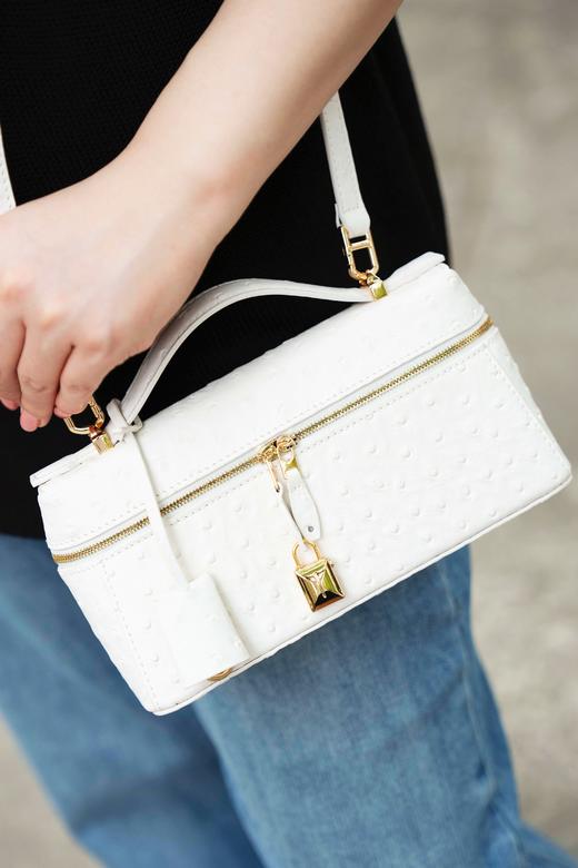 一周内发货！【头层牛皮 压鸵鸟皮纹理 包包】咖色&白色可选，可手拿、斜挎、单件~尺寸23-7-12cm，保留了真皮牛皮柔软细腻的质感，又复刻了那种立体饱满的鸵鸟皮纹理 商品图7