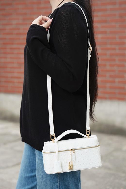 一周内发货！【头层牛皮 压鸵鸟皮纹理 包包】咖色&白色可选，可手拿、斜挎、单件~尺寸23-7-12cm，保留了真皮牛皮柔软细腻的质感，又复刻了那种立体饱满的鸵鸟皮纹理 商品图12