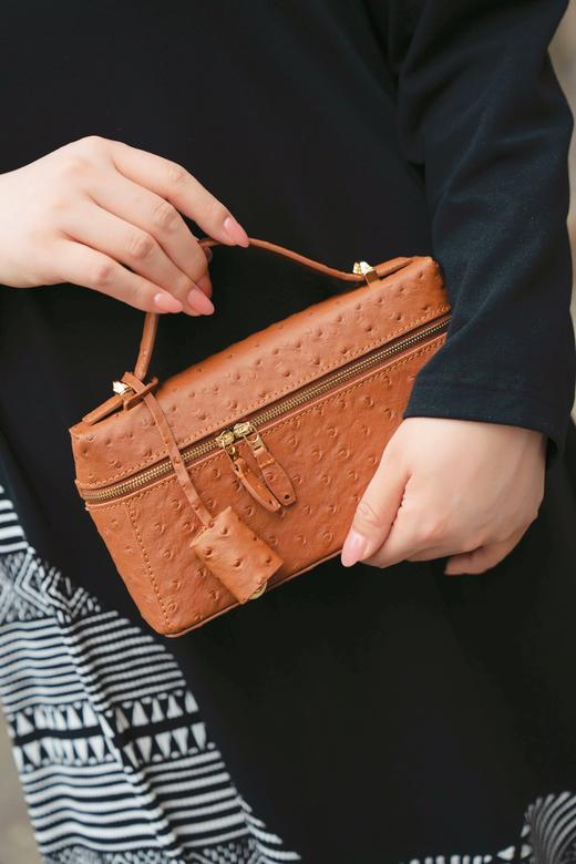 一周内发货！【头层牛皮 压鸵鸟皮纹理 包包】咖色&白色可选，可手拿、斜挎、单件~尺寸23-7-12cm，保留了真皮牛皮柔软细腻的质感，又复刻了那种立体饱满的鸵鸟皮纹理 商品图10