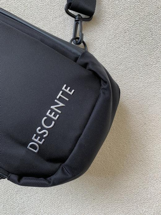 点此购买 迪桑特男女款宽肩带功能性胸包 qk 331970 商品图4