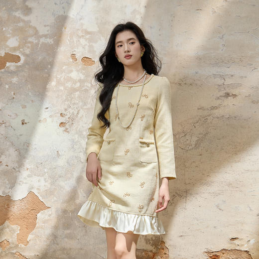 奢姿大码女装2025秋装新款胖妹妹蝴蝶结刺绣圆领口袋荷叶边连衣裙9953894212 商品图0