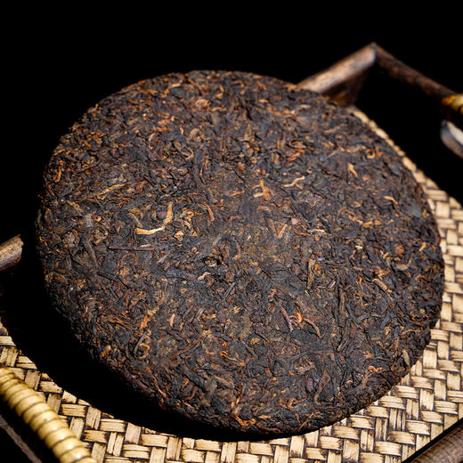 【十年陈易武老熟茶】【樟香甘蔗甜】【醇境】 2015年易武正山优质原料发酵，昆明干仓十年藏养老熟茶357g/饼 商品图1