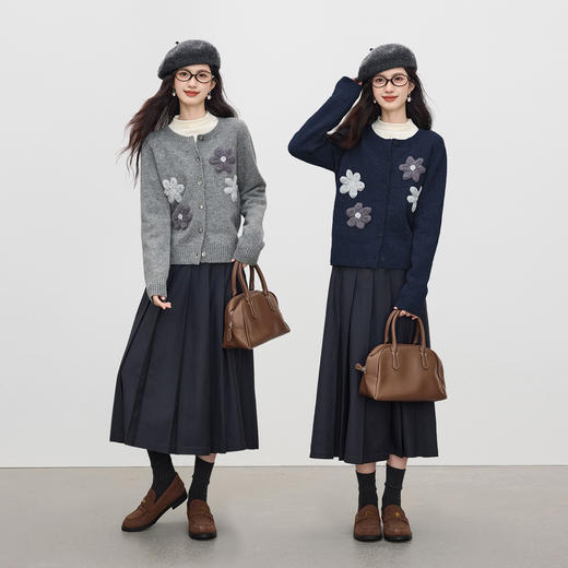 【周四狂欢价】熙世界仿牛绒立体花朵毛衣开衫女2025秋冬新款软糯灰色针织短外套 商品图2