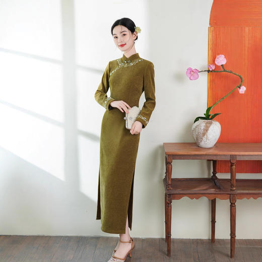 2025年秋季新款改良旗袍日常绣花雪尼尔长款年轻款修身中高端旗袍 商品图3