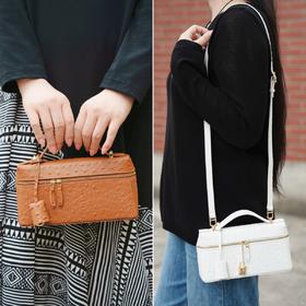 一周内发货！【头层牛皮 压鸵鸟皮纹理 包包】咖色&白色可选，可手拿、斜挎、单件~尺寸23-7-12cm，保留了真皮牛皮柔软细腻的质感，又复刻了那种立体饱满的鸵鸟皮纹理