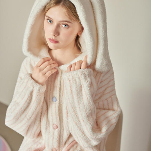 芬腾女士睡袍秋冬季珊瑚绒连帽睡衣女款加绒加厚可爱抗静电家居服 商品图1