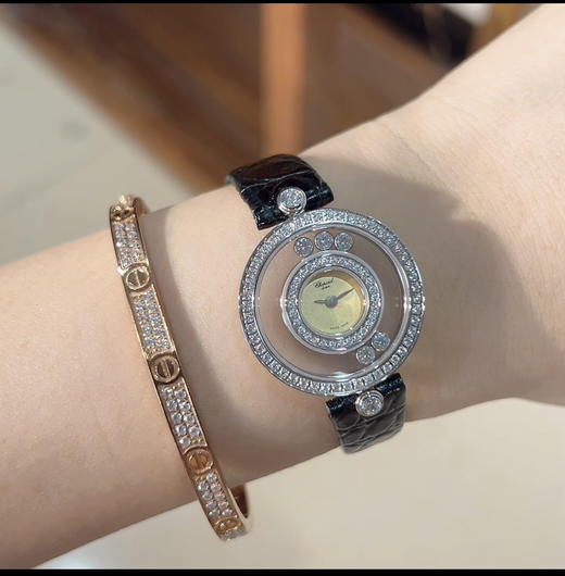 萧邦-Chopard✨ 最新配面
❥ HAPPY DIAMONDS系列，快乐钻圆形腕表
❥ 蓝宝石玻璃镜面 
❥原厂瑞士石英机芯 
❥镜面内5颗快乐钻自由转动 表盘面及表带多色可选❕❕❕ 商品图14