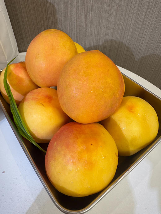 晚熟的桃子虽然丑，但是很甜，因为满身带虎皮，香甜多汁的，可以放软，口感很好！
5斤/份，约6—7个 商品图2