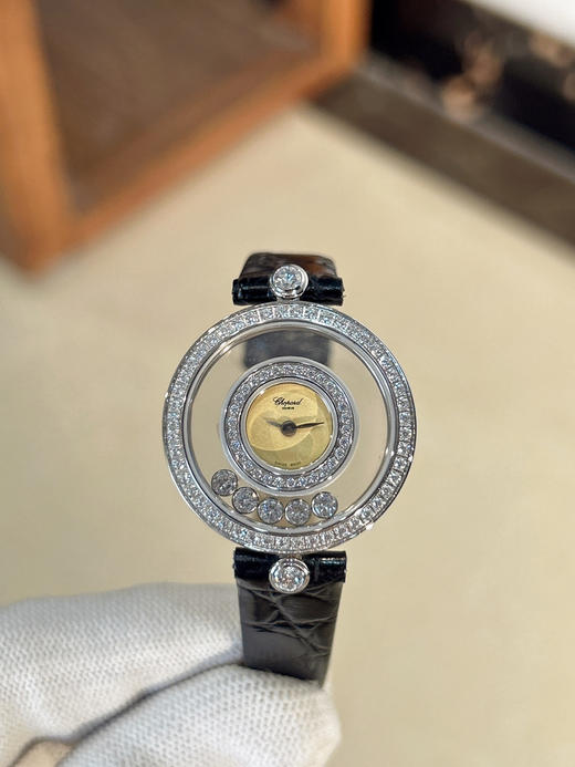 萧邦-Chopard✨ 最新配面
❥ HAPPY DIAMONDS系列，快乐钻圆形腕表
❥ 蓝宝石玻璃镜面 
❥原厂瑞士石英机芯 
❥镜面内5颗快乐钻自由转动 表盘面及表带多色可选❕❕❕ 商品图2