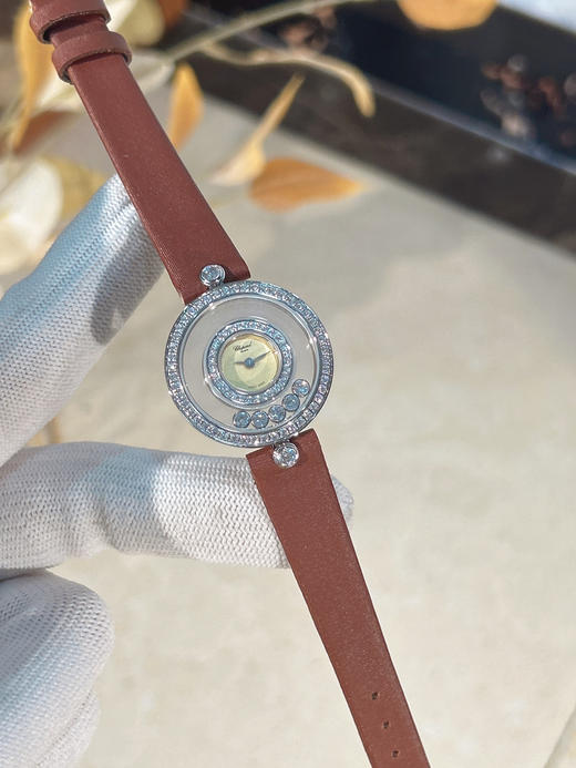 萧邦-Chopard✨ 最新配面
❥ HAPPY DIAMONDS系列，快乐钻圆形腕表
❥ 蓝宝石玻璃镜面 
❥原厂瑞士石英机芯 
❥镜面内5颗快乐钻自由转动 表盘面及表带多色可选❕❕❕ 商品图12