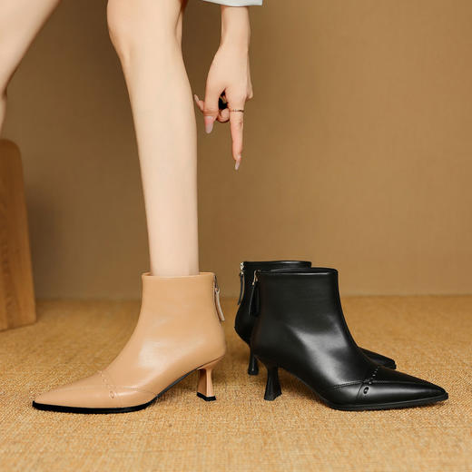 【预售5天】秋冬必备经典羊皮小短靴新款尖头软皮通勤高跟时装瘦瘦靴DB&M6609 商品图2