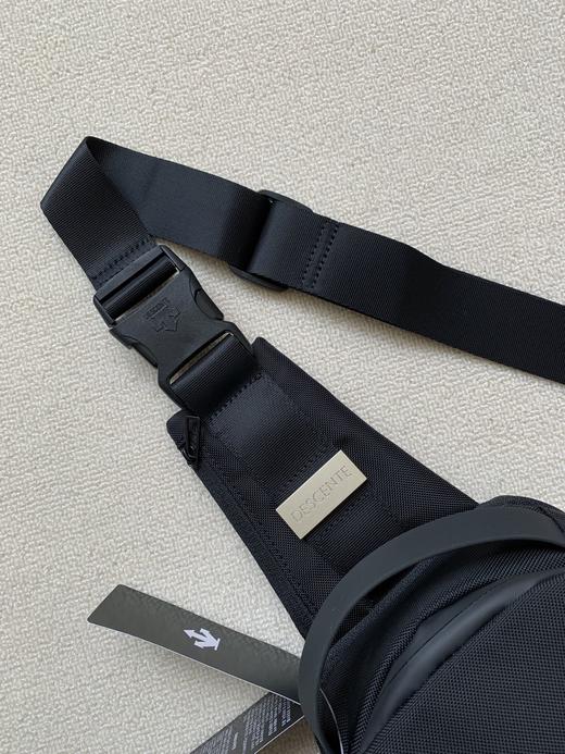 点此购买 迪桑特男女款宽肩带功能性胸包 qk 331970 商品图1