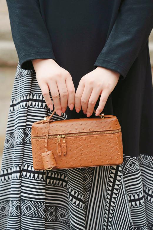 一周内发货！【头层牛皮 压鸵鸟皮纹理 包包】咖色&白色可选，可手拿、斜挎、单件~尺寸23-7-12cm，保留了真皮牛皮柔软细腻的质感，又复刻了那种立体饱满的鸵鸟皮纹理 商品图4