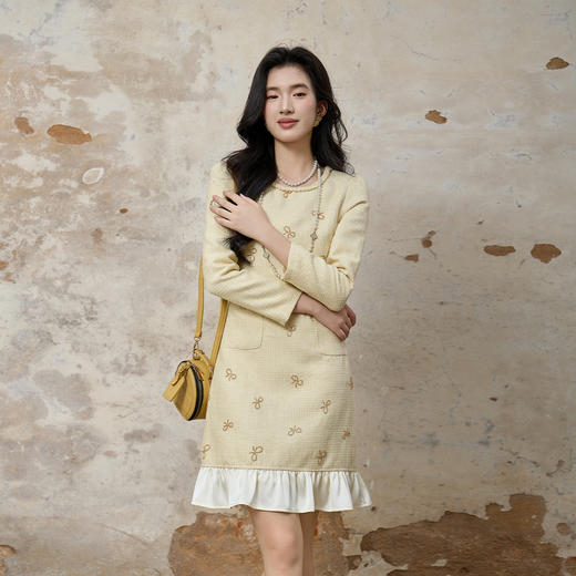 奢姿大码女装2025秋装新款胖妹妹蝴蝶结刺绣圆领口袋荷叶边连衣裙9953894212 商品图4