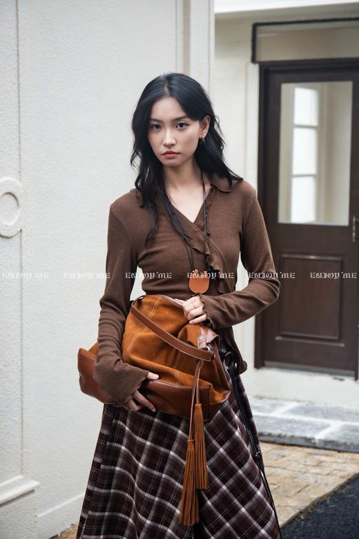 【门店同款】ENJOY冬季“暖冬软糖”纯欲木耳边上衣 167143071 商品图4