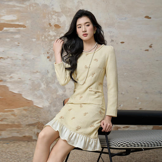 奢姿大码女装2025秋装新款胖妹妹蝴蝶结刺绣圆领口袋荷叶边连衣裙9953894212 商品图2