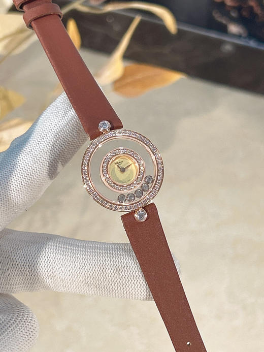 萧邦-Chopard✨ 最新配面
❥ HAPPY DIAMONDS系列，快乐钻圆形腕表
❥ 蓝宝石玻璃镜面 
❥原厂瑞士石英机芯 
❥镜面内5颗快乐钻自由转动 表盘面及表带多色可选❕❕❕ 商品图11