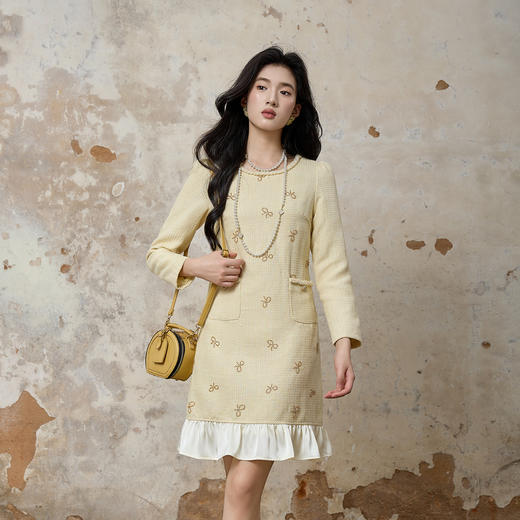 奢姿大码女装2025秋装新款胖妹妹蝴蝶结刺绣圆领口袋荷叶边连衣裙9953894212 商品图1