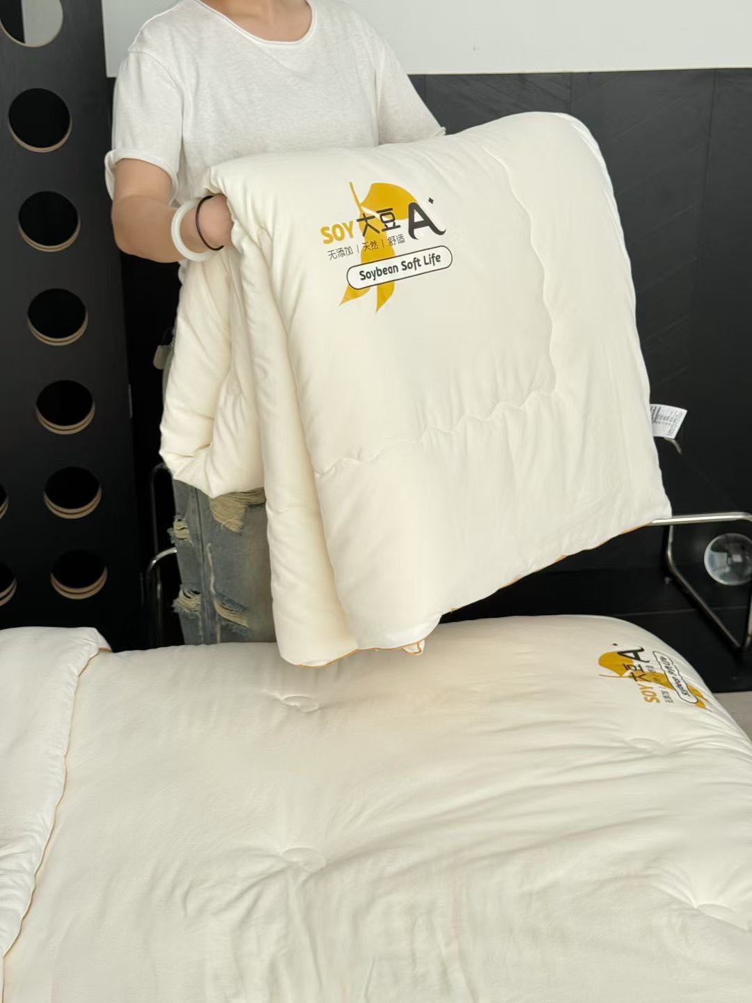 【李官奇正品授权的大豆被】整张芯填充 轻盈不压身. 表面有细软的绒毛，使用更贴身保暖-CC