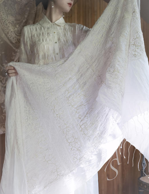 Maku 25AW 白蕾丝手织真丝钩绣花与圣龛披肩 商品图0