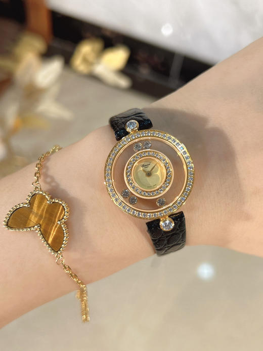 萧邦-Chopard✨ 最新配面
❥ HAPPY DIAMONDS系列，快乐钻圆形腕表
❥ 蓝宝石玻璃镜面 
❥原厂瑞士石英机芯 
❥镜面内5颗快乐钻自由转动 表盘面及表带多色可选❕❕❕ 商品图9