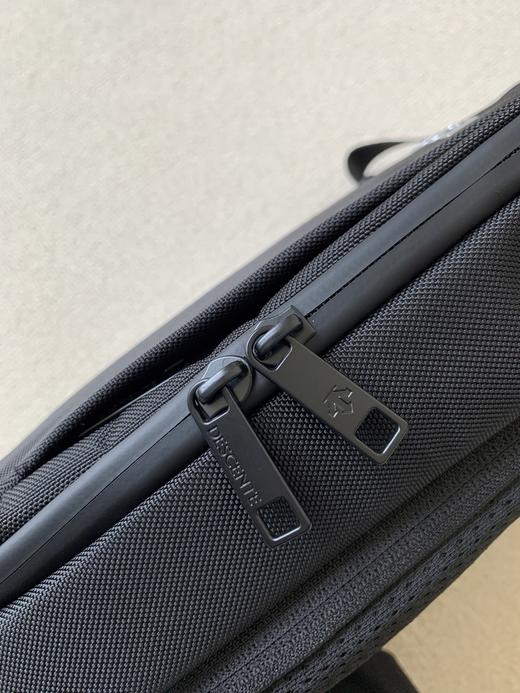 点此购买 迪桑特男女款宽肩带功能性胸包 qk 331970 商品图3