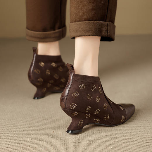 【预售5天】小方头头层压花，羊皮搭配弹力绒高跟时装靴MBJR&5645 商品图3