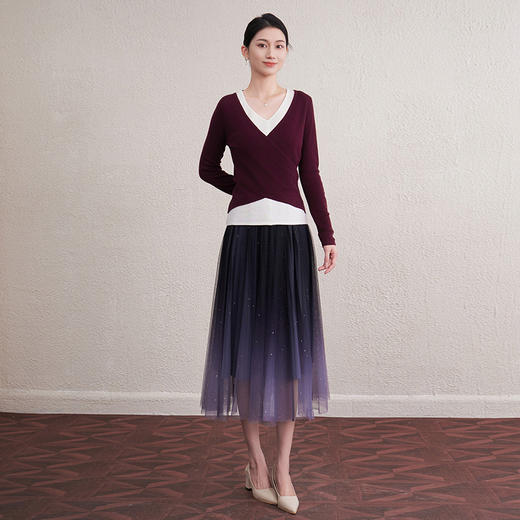 「自」全新升级【铂金会员349/天猫469/差价120】(00658)洛诗琳新款假两件针织羊毛衫2025秋冬拼接撞色交叉V领上衣女 商品图2