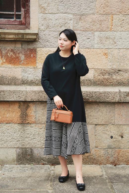 一周内发货！【头层牛皮 压鸵鸟皮纹理 包包】咖色&白色可选，可手拿、斜挎、单件~尺寸23-7-12cm，保留了真皮牛皮柔软细腻的质感，又复刻了那种立体饱满的鸵鸟皮纹理 商品图2