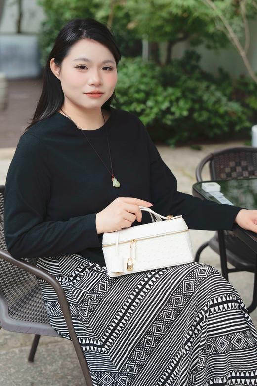 一周内发货！【头层牛皮 压鸵鸟皮纹理 包包】咖色&白色可选，可手拿、斜挎、单件~尺寸23-7-12cm，保留了真皮牛皮柔软细腻的质感，又复刻了那种立体饱满的鸵鸟皮纹理 商品图9