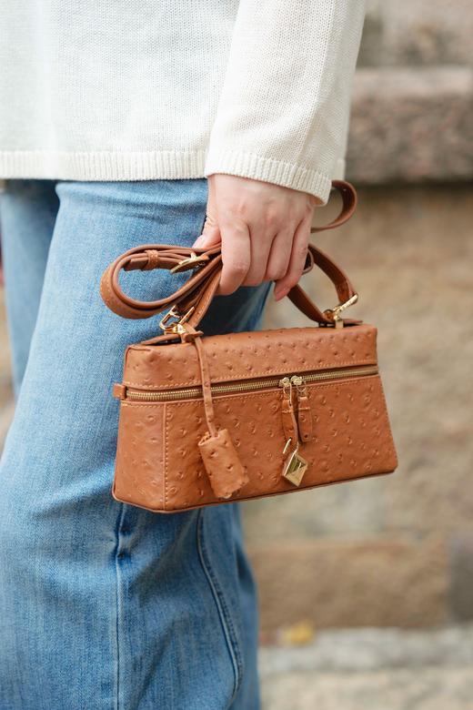 一周内发货！【头层牛皮 压鸵鸟皮纹理 包包】咖色&白色可选，可手拿、斜挎、单件~尺寸23-7-12cm，保留了真皮牛皮柔软细腻的质感，又复刻了那种立体饱满的鸵鸟皮纹理 商品图8