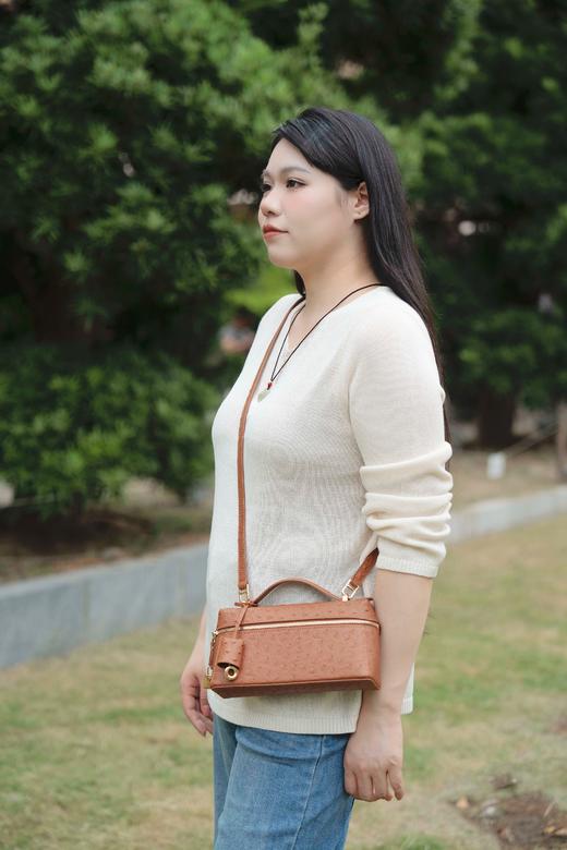 一周内发货！【头层牛皮 压鸵鸟皮纹理 包包】咖色&白色可选，可手拿、斜挎、单件~尺寸23-7-12cm，保留了真皮牛皮柔软细腻的质感，又复刻了那种立体饱满的鸵鸟皮纹理 商品图6