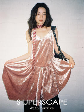 素舶 鎏金香槟 乱花丝绒光泽感立体不规则剪裁斜摆百搭吊带连衣裙