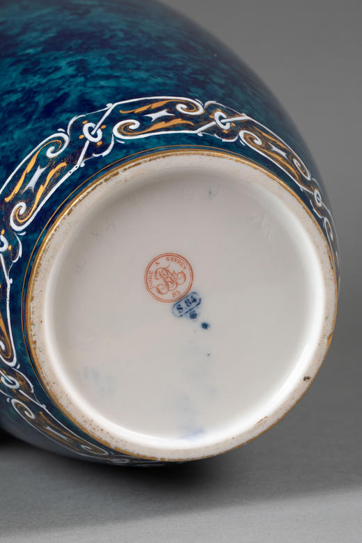 独角鹿西洋古董1884-1885年代法国御窑塞弗尔出品古典卷叶纹手绘描金装饰变彩蓝绿釉花瓶 商品图5