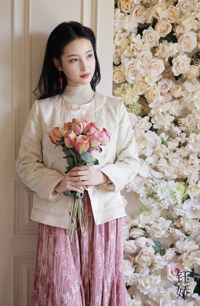 逸红颜明月优选#『钰娇』冬日桃花曲｜织锦缎珍珠夹棉外套 将江南春色穿在身上​