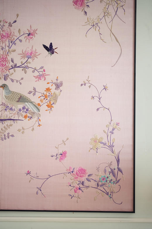 【已售】独角鹿西洋古董19世纪末中国清代出品「雀舞蝶飞」传统东方花鸟主题粉地粤绣挂屏 商品图3