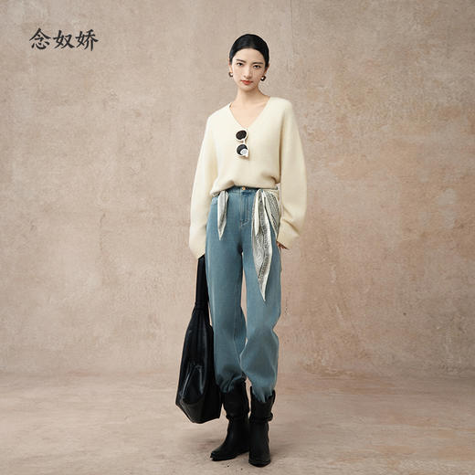 【商场同款】CNK5038 “ 软糯糯毛衫 ”  触感治愈触感柔软细腻 V领米白色毛衫 商品图8