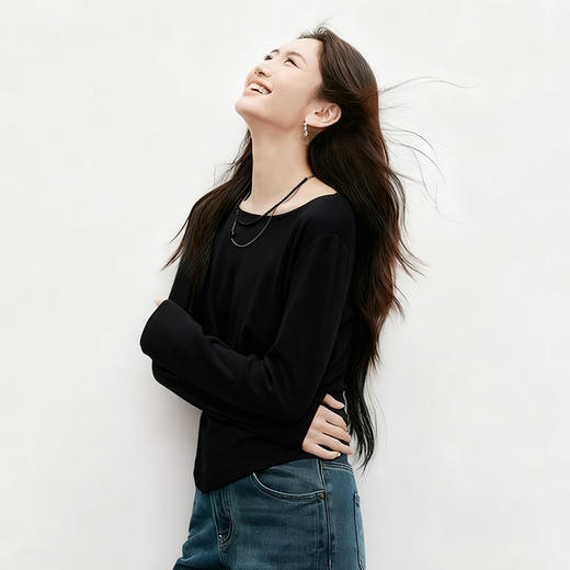 西遇长袖修身针织衫女2025年秋季新款设计感不规则下摆圆领毛衣SS051577 商品图4