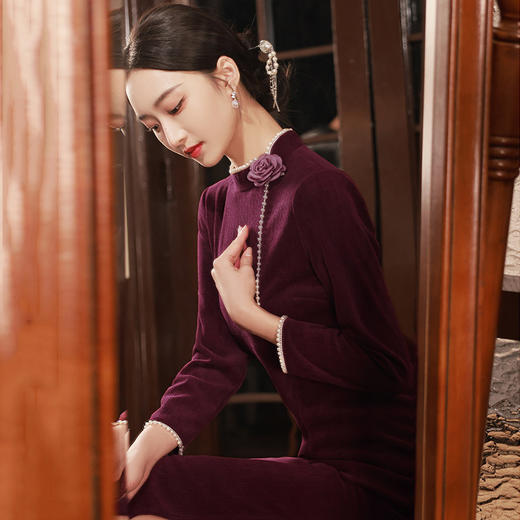 秋冬款紫色侧领新中式长款改良旗袍SC18060-1 商品图0