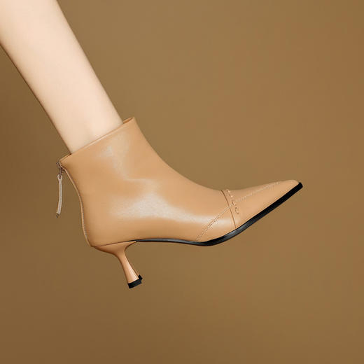 【预售5天】秋冬必备经典羊皮小短靴新款尖头软皮通勤高跟时装瘦瘦靴DB&M6609 商品图3