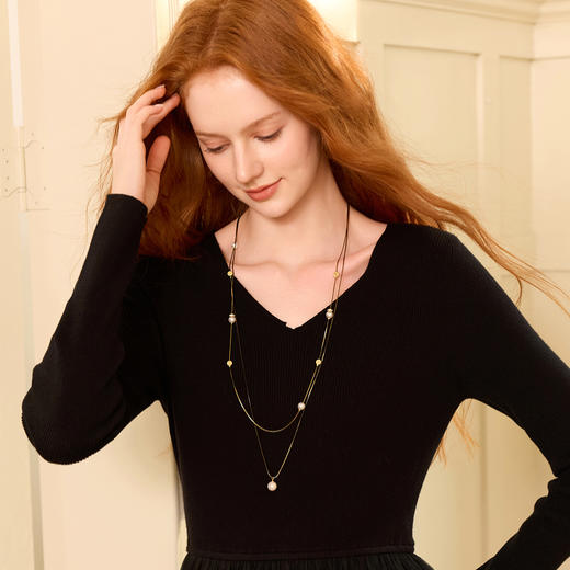 三彩2025新款轻奢合成珍珠项链双层叠戴优雅复古毛衣链约会小众 商品图1