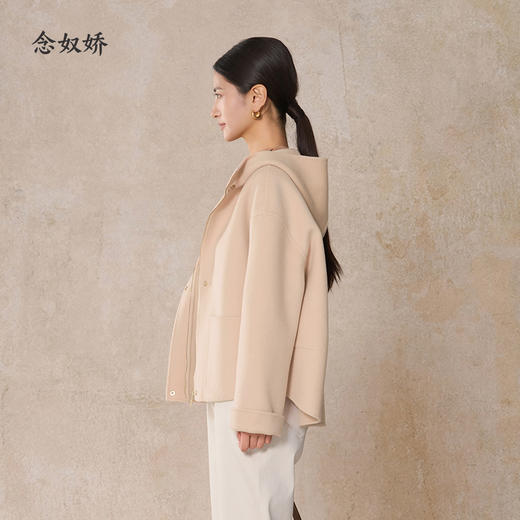 【商场同款】CNC5012 “ 轻氧短大衣 ” 羊毛蚕丝混纺触感细腻高级 驼色连帽短大衣 商品图1