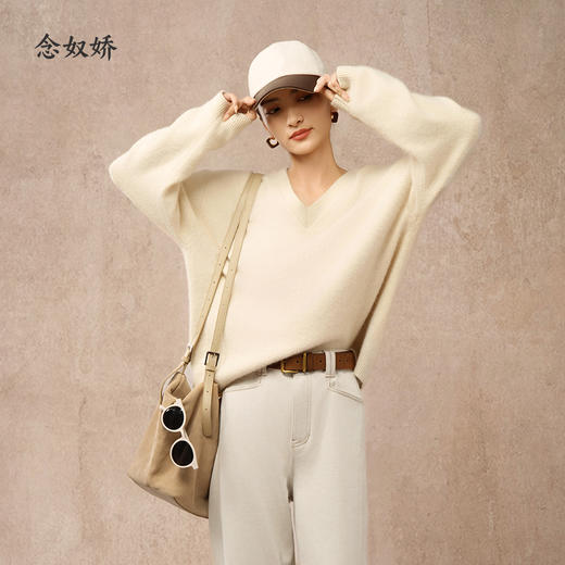 【商场同款】CNK5038 “ 软糯糯毛衫 ”  触感治愈触感柔软细腻 V领米白色毛衫 商品图2