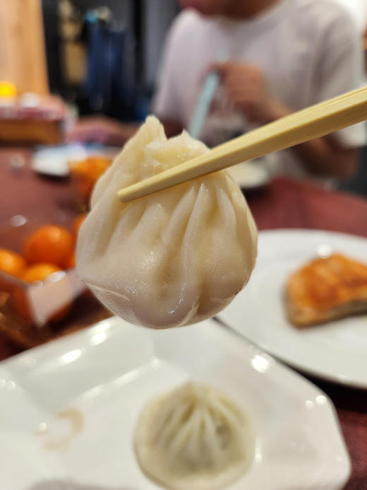 【风味人间】定制款黑猪肉小笼灌汤包 无抗新鲜黑猪腿肉 面皮筋道、肉馅丰富、汤汁饱满 一咬一包汤，满口生津，滋味绝美 商品图5