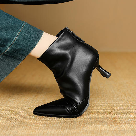 【预售5天】秋冬必备经典羊皮小短靴新款尖头软皮通勤高跟时装瘦瘦靴DB&M6609 商品图4
