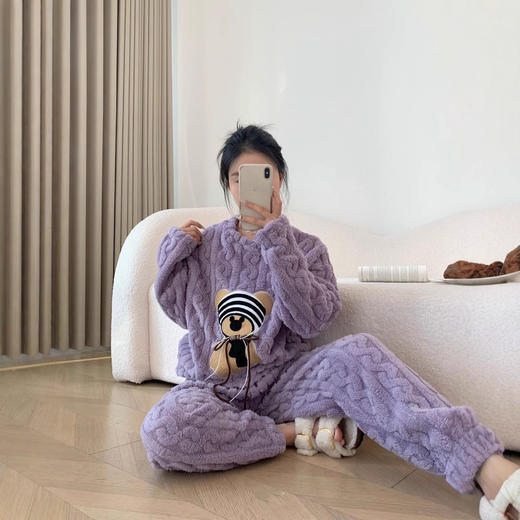 2025年卡通可爱熊家居服时尚长款睡衣秋冬新款珊瑚绒长袖长裤套装 商品图2