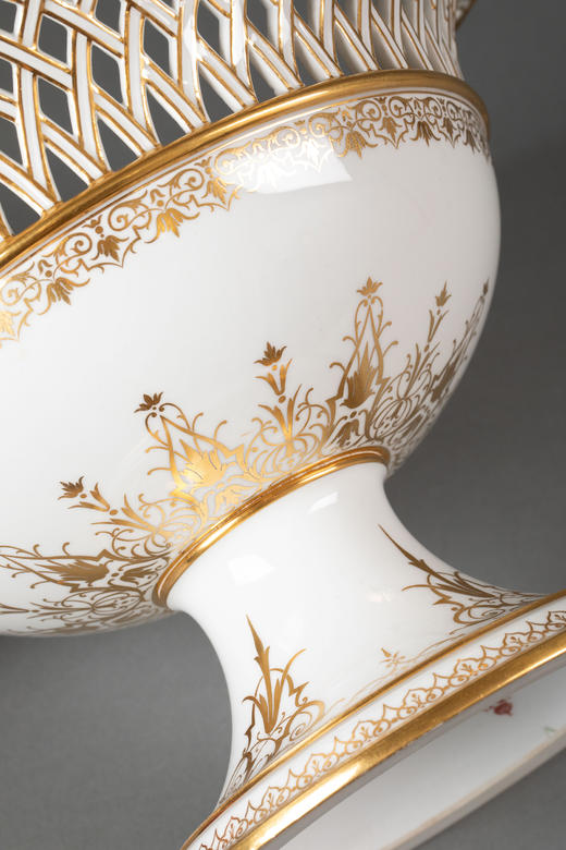 独角鹿西洋古董1856-1868年代法国御窑塞弗尔出品卷叶藤蔓纹手绘描金装饰镂雕白釉瓷质花果樽 商品图3